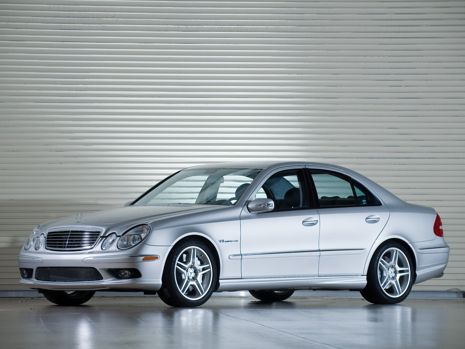 Read more about the article Mercedes E-Klasse W211 E55 AMG (2002 – 2006) Drehmoment Tabelle für Alufelgen und Stahlfelgen, Reifengrößen