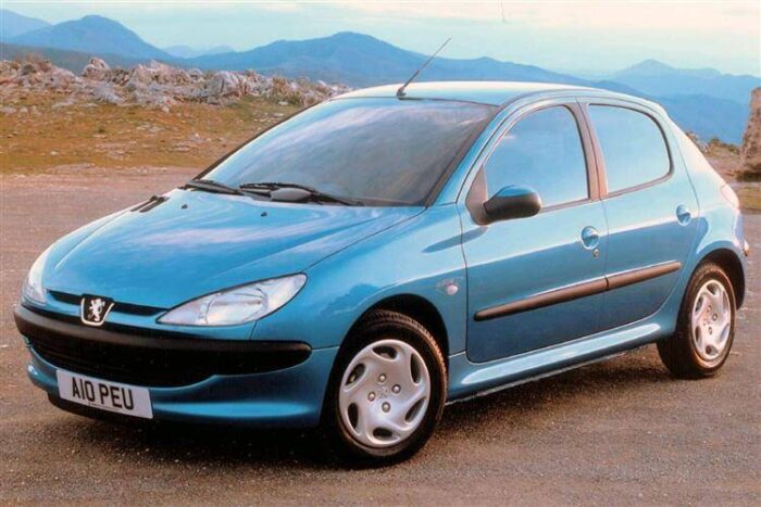Read more about the article Peugeot 206 (1998 – 2009) Drehmoment Tabelle für Alufelgen und Stahlfelgen, Reifengrößen