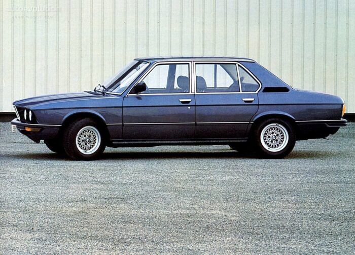 Read more about the article BMW 5er E12 (1972 – 1981) Drehmoment Tabelle für Alufelgen und Stahlfelgen, Reifengrößen