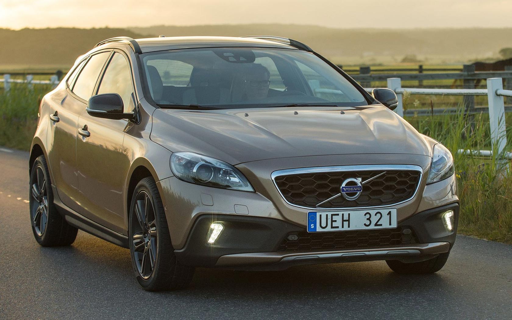 Read more about the article Volvo V40 Cross Country Drehmoment Tabelle für Alufelgen und Stahlfelgen, Reifengrößen