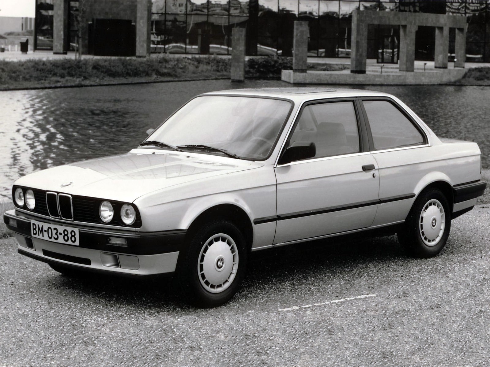 You are currently viewing BMW 3er E30 (1982 – 1990) Drehmoment Tabelle für Alufelgen und Stahlfelgen, Reifengrößen