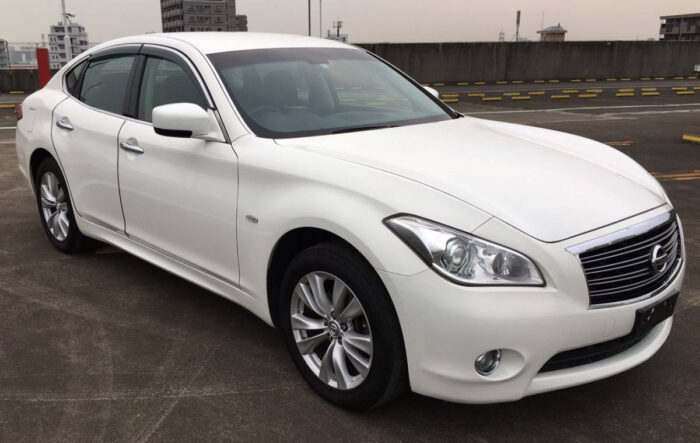 Read more about the article Nissan Fuga (2009 – ) Drehmoment Tabelle für Alufelgen und Stahlfelgen, Reifengrößen