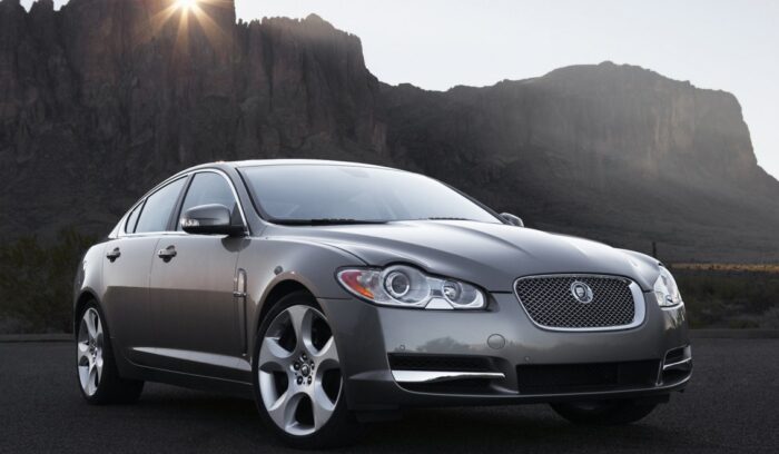 Read more about the article Jaguar XF X250 (2008 – 2015) Drehmoment Tabelle für Alufelgen und Stahlfelgen, Reifengrößen