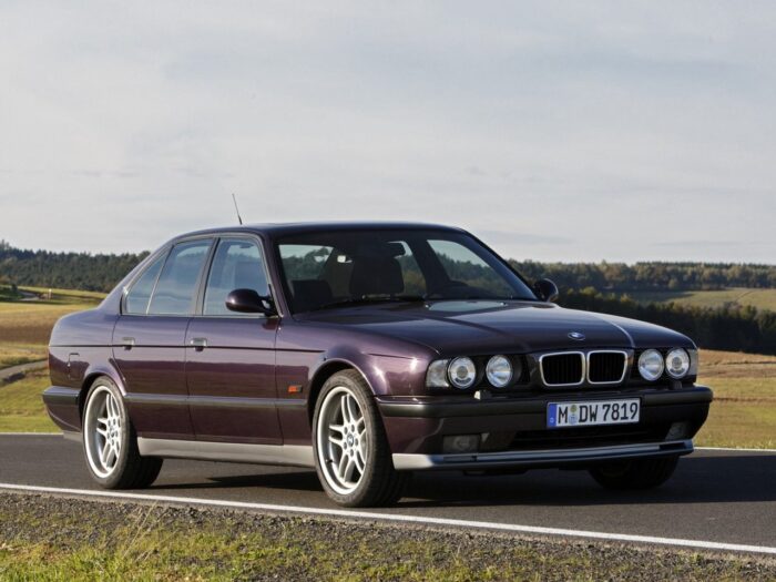 Read more about the article BMW M5 E34 (1988 – 1995) Drehmoment Tabelle für Alufelgen und Stahlfelgen, Reifengrößen