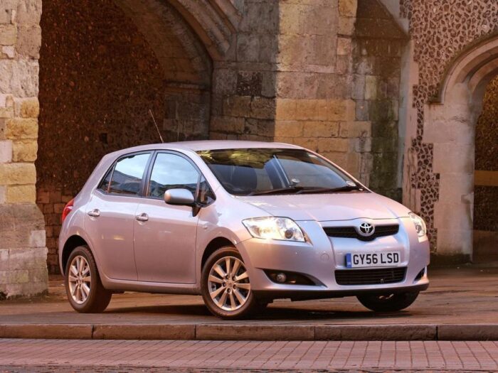 Read more about the article Toyota Auris (2007 – 2012) Drehmoment Tabelle für Alufelgen und Stahlfelgen, Reifengrößen